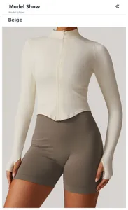 Détail de la veste de yoga beige avec col montant et coupe en V élégante à l'ourlet