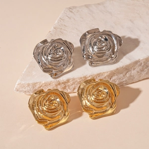 Boucles D'oreilles Puces Rose 3D Alliage Floral Métallique Bijoux Avec Tige En Argent Pour Femmes Mode Élégant Occasion