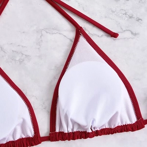 Détail du haut de bikini licou rouge montrant la doublure en mesh et les bonnets amovibles