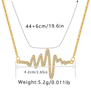 Dettaglio della collana battito cardiaco placcata oro 18K con ciondolo in zircone