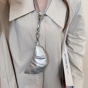 Collier sac pendentif croissant argenté pour femme avec finition métallique et cordon