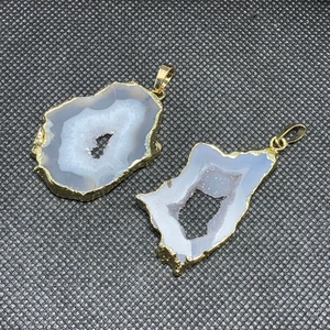 Ciondolo in agata naturale druzy placcato oro 14K con texture di pietra grezza irregolare