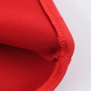 Robe moulante rouge en daim pour femme avec col rond et ceinture à boucle métal