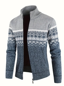 Détail du cardigan en maille dégradé bleu et gris avec texture jacquard géométrique