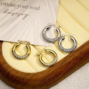 Geometrische Creolen aus Titanstahl mit Zirkonia-Besatz in Gold und Silber für Damen im Set