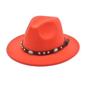 Détail du chapeau en laine orange avec ruban en cuir, pierres turquoise et rivets argentés