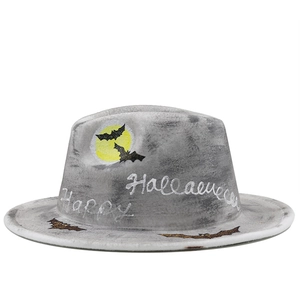 Chapeau en feutre gris avec graphismes de lune, chauves-souris et texte Happy Halloween