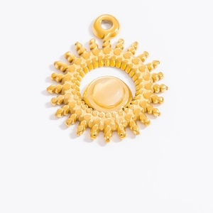 Detail eines 18 Karat vergoldeten Sonnenanhängers mit einem milchig weißen Edelstein