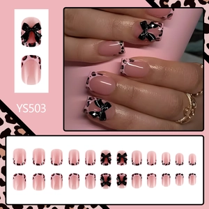 Faux ongles carrés courts avec motif léopard, nœuds 3D noirs et finition brillante