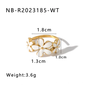 Detailed view of gold flower ring with dimensions 1.8cm diameter and 1.3cm flower width