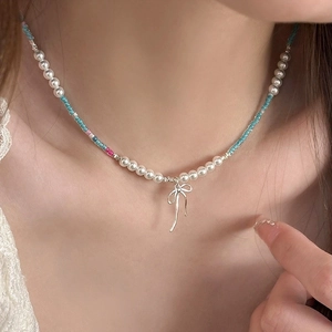 Collier avec pendentif nœud argenté, perles d'eau douce colorées et perles de rocaille