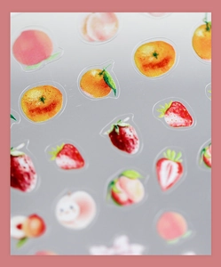 Dettaglio di adesivi per unghie con frutta disegnata a mano come fragole e pesche