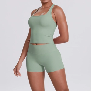 Détail de l'ensemble de yoga vert sauge avec brassière de sport et short de fitness gainant