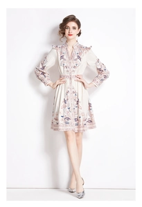 Dettaglio dell'abito vintage con scollo a V, stampa paisley e corpetto con bottoni