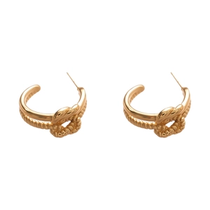 Boucles d'oreilles nœud en C à double couche dorée avec texture torsadée et fini poli