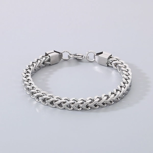 Dettaglio di un bracciale a catena cubana in acciaio inossidabile con chiusura a moschettone