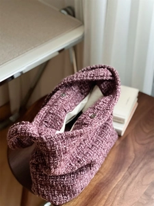 Dettaglio della borsa tote in tweed viola con chiusura magnetica e fodera in tessuto