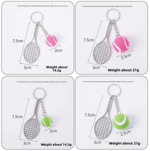 Détail de porte-clés mini raquette de tennis en rose et vert avec dimensions précises