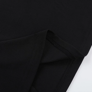 Gros plan détaillé sur les coutures à double aiguille d'une robe noire chic