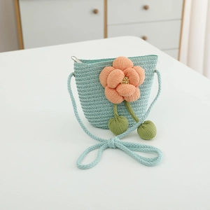 Detailansicht der hellgrünen Strohtasche für Mädchen mit großer Stoffblume und Perlenmitte