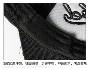 Macro della fascia antisudore ampia e delle cuciture fini all'interno del cappello in cotone