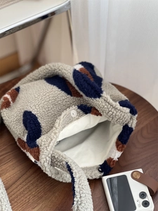 Détail du sac cabas en peluche avec blocs de couleurs géométriques et fermoir magnétique