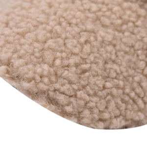 Nahaufnahme des weichen Sherpa-Fleece-Materials einer Baseballkappe mit Lockenstruktur