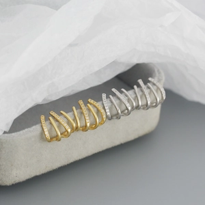 Eleganti orecchini a lobo in argento S925 con quattro file di micro-pave oro e argento