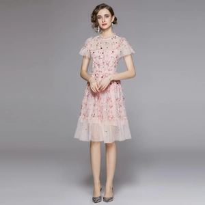 Robe trapèze en tulle rose avec broderies florales et manches courtes à volants