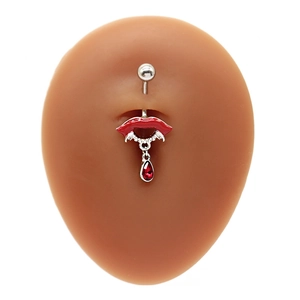 Piercing de nombril avec lèvres de vampire rouges et pendentif gemme sur un mannequin