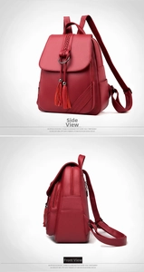 Dettagli laterali dello zaino in pelle rosso scuro con frange e fibbia intrecciata