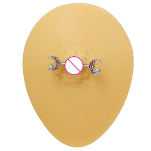 Détail d'un piercing de téton croissant rose en acier inoxydable sur un mannequin