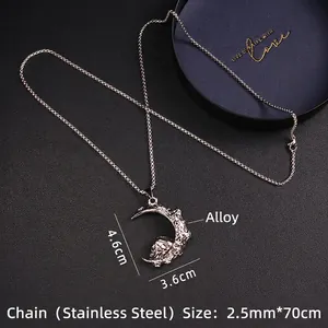 Collier crâne de croissant de lune argenté avec texture météorite sur chaîne acier