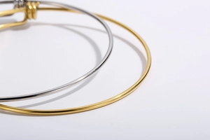 Vue détaillée des bracelets ajustables polis en or et argent en forme de cœur