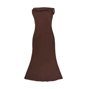 Détail de la robe moulante marron foncé à épaules dénudées, coupe ajustée et texture froncée chic