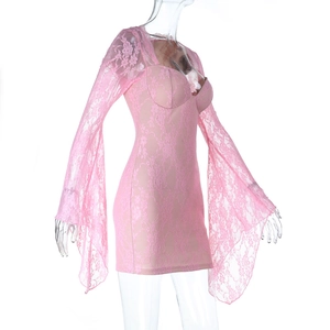 Detalle del encaje rosa en un vestido ajustado con mangas acampanadas y diseño floral