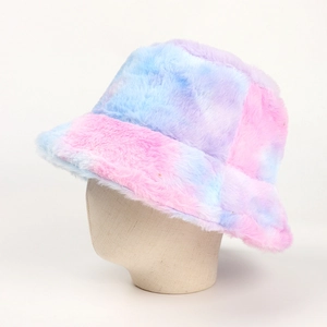 Dettaglio del cappello alla pescatora tie-dye colorato in morbida pelliccia sintetica