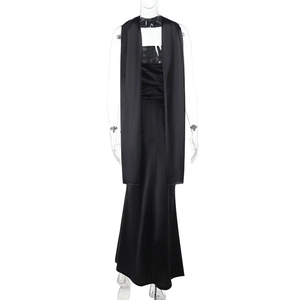 Dettaglio del set da sera in raso nero con abito lungo aderente e scialle coordinato elegante