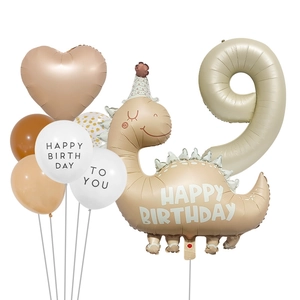Détail de l'ensemble de ballons dinosaure kaki avec cœur et chiffre neuf pour fête