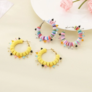 Boucles d'oreilles créoles colorées en résine avec perles style vacances