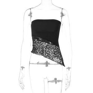 Détail de l'ourlet asymétrique en dentelle noire sur ce haut sexy sans bretelles tendance