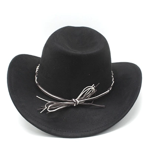 Détail d'un chapeau de cowboy noir en daim avec ruban tressé noir et blanc et nœud