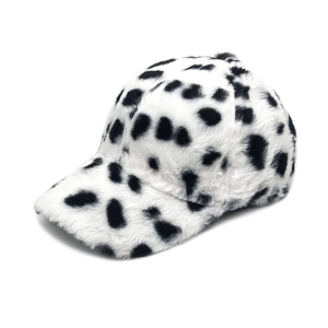 Détail macro de la texture en fausse fourrure et motif dalmatien sur la casquette de baseball