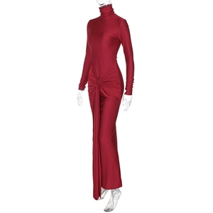 Détail de la robe longue bordeaux à col montant avec nœud à la taille et drapé fluide