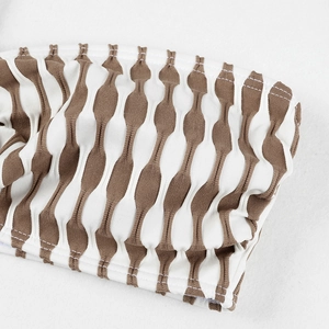 Détail du tissu à rayures café et blanc avec texture gaufrée et couture apparente