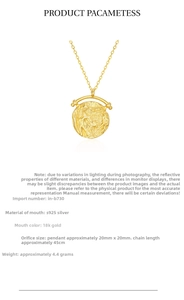 Dettaglio del ciondolo a moneta in argento sterling 925 placcato oro 18 carati con rilievo