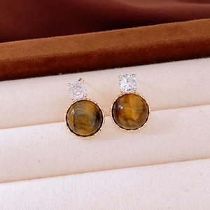Macro de boucles d'oreilles plaquées or avec pierre œil de tigre brune et zircons clairs