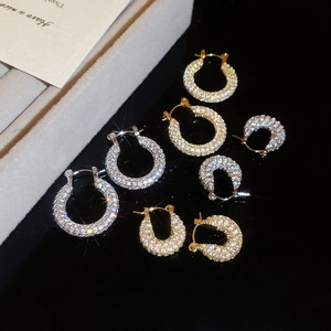 Detailed comparison of four sizes in gold and silver U-shaped zircon hoop earrings