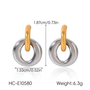 Dettaglio orecchini bicolore in acciaio con dimensioni indicate di 1,87cm x 1,33cm