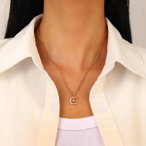 Elegante goudkleurige ketting met kristallen hanger in de vorm van maan en ster